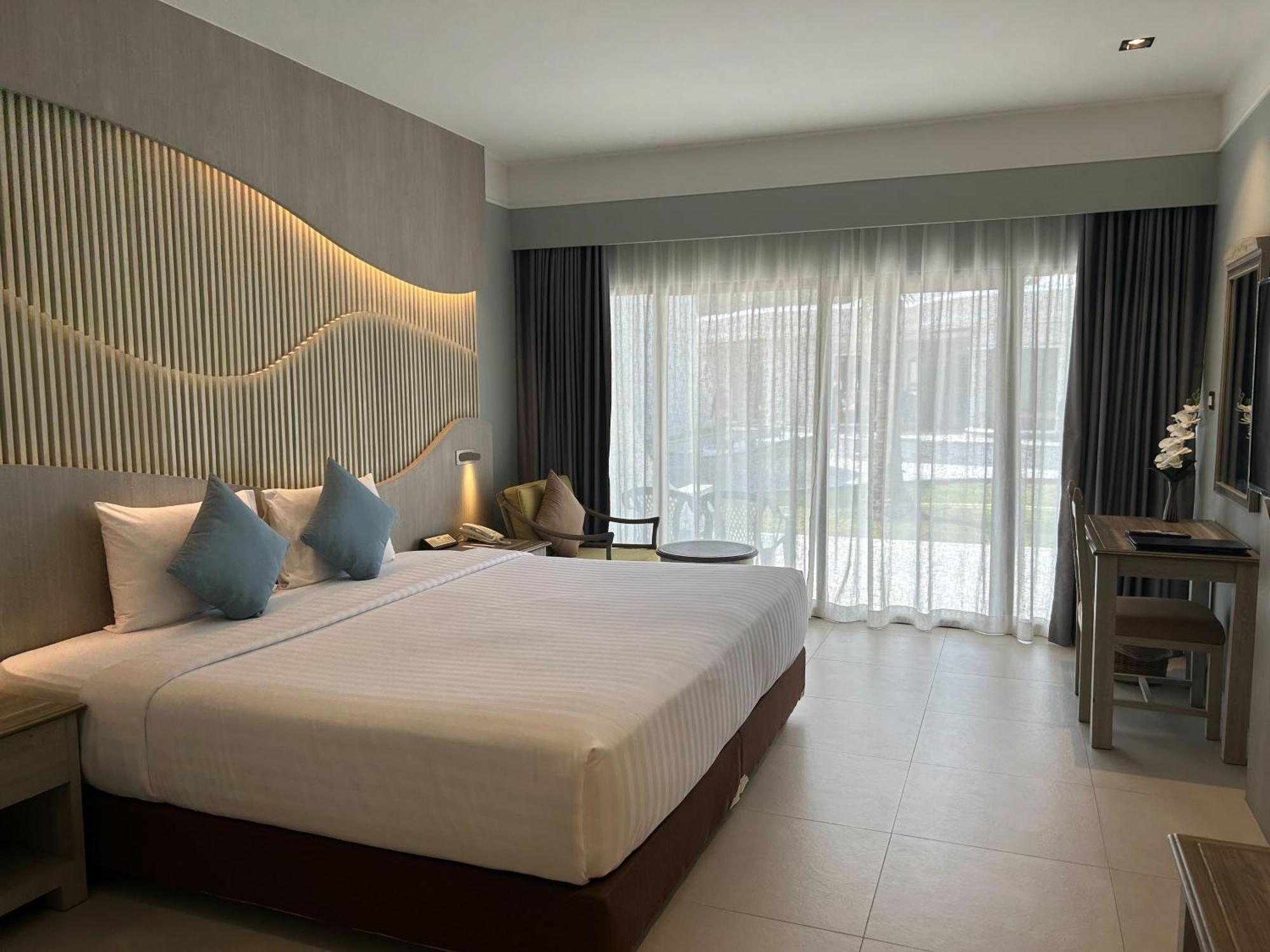 Amora Beach Resort Phuket Pantai Bang Tao Luaran gambar